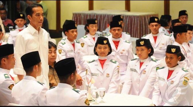 Jokowi bercerita di depan para Paskibraka bahwa ia pernah gagal ikut seleksi tingkat nasional untuk cabang olahraga renang, Jakarta, Rabu (20/8/2014) (Liputan6.com/Andrian M Tunay)