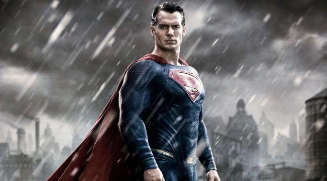 Selain mengenakan kostum Superman yang kini cerah, Henry Cavil juga terlihat rapi dan lebih klimis di Batman V Superman.