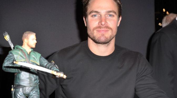 Stephen Amell merilis sebuah video untuk mengumumkan bahwa barang-barangnya adalah naskah dari musim kedua serial Arrow.