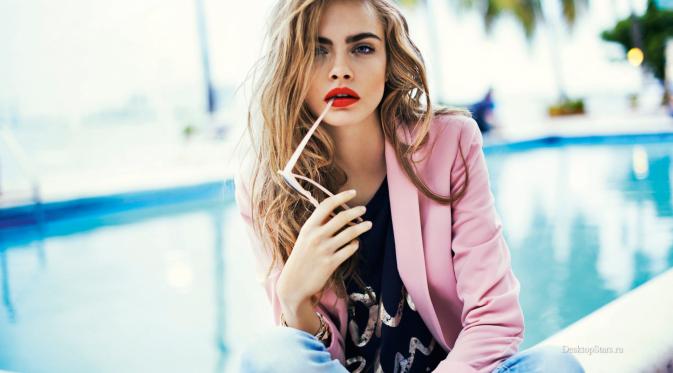 Cara Delevingne rupanya senang bermain air, tak hanya untuk membintangi iklan saja, tapi juga saat memberikan dukungan sosial.