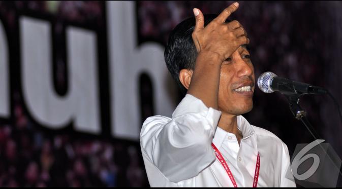 Gaya Jokowi ketika memberikan pidato saat menghadiri Rakornas II Projo di hotel Whiz Kelapa Gading, Jakarta, Sabtu (23/08/2014) (Liputan6.com/Miftahul Hayat)