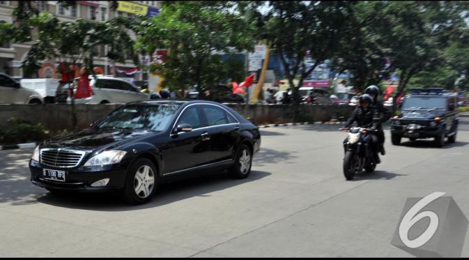 Jokowi menaiki mobil mercedez benz berwarna hitam diikuti oleh Paspampres dengan mengendarai motor, Jakarta, Sabtu (23/8/2014) (Liputan6.com/Miftahul Hayat) 