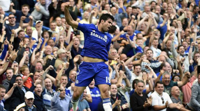 Salah satu gaya selebrasi Diego Costa (Chelsea) saat berhasil mencetak gol ke gawang Leicester City di laga lanjutan Liga Primer Inggris di Stadion Stamford Bridge, London, (23/8/2014). (REUTERS/Toby Melville)