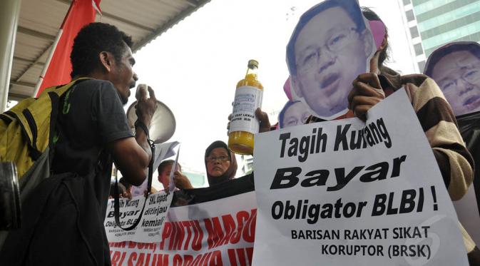 Sejumlah massa tampak menyerukan tuntutan-tuntutannya di depan gedung KPK, Jakarta, Selasa (26/8/14). (Liputan6.com/Miftahul Hayat) 