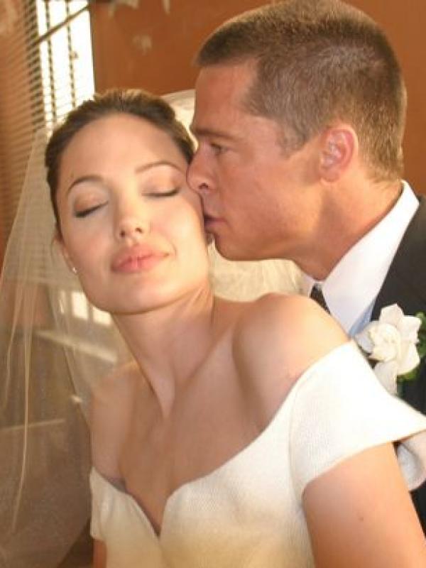 pasangan Brad Pitt dan Angelina Jolie akhirnya memutuskan menikah. Apa sajakah detail pernikahan mereka? 