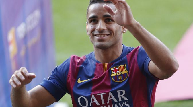 Douglas saat diperkenalkan sebagai pemain baru Barcelona (JOSEP LAGO / AFP)