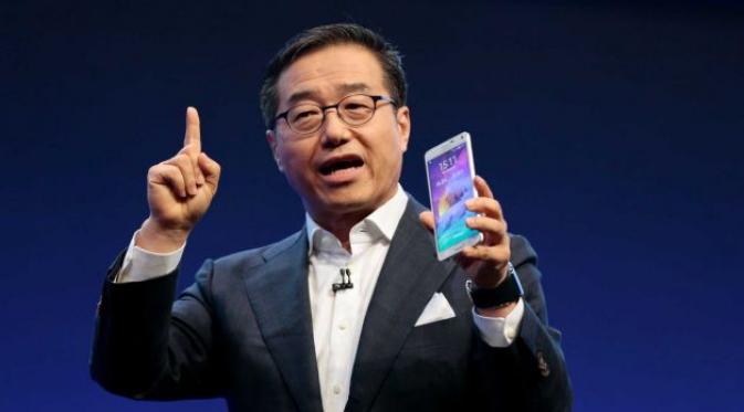 Presiden Samsung, Dj Lee, memperkenalkan Galaxy Note 4 di IFA 2014 (newsdaily.com)