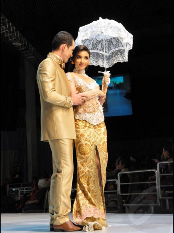 Atalarik Syach dan Tsania Marwah tampil serasi di atas panggung, Jakarta, (3/9/14). (Liputan6.com/Panji Diksana) 
