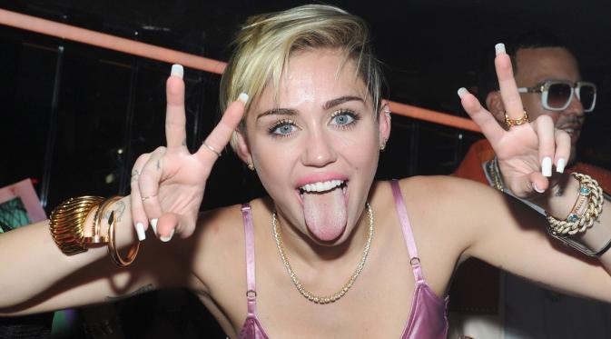Miley Cyrus dan Deretan Busana Kontroversialnya