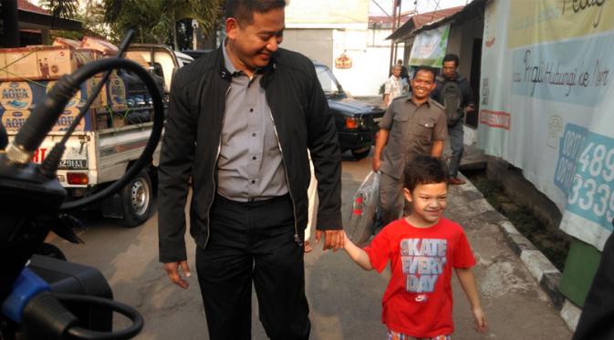 Brotoseno dikenal dekat dengan Keanu, anak Angelina Sondakh dengan mendiang Adjie Massaid. (Liputan6.com)