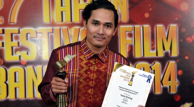 Tanta Ginting meraih penghargaan Pemeran Pembantu Terpuji di Festival Film Bandung 2014 lewat film Soekarno: Indonesia Merdeka.