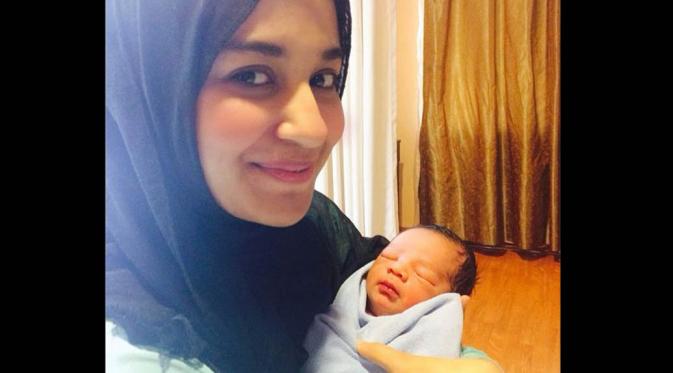 Istri Teuku Wisnu, Shireen Sungkar telah melahirkan bayi laki-laki pada Rabu (10/9/14) lalu. (instagram.com/teukuadam10)