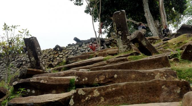 Dua batu berdiri (menhir) yang ada jelang teras pertama situs Gunung Padang diyakini sebagai pintu pembuka lawang dan memiliki cerita tersendiri, Cianjur, Jawa Barat, (20/9/2014). (/Helmi Fithriansyah)