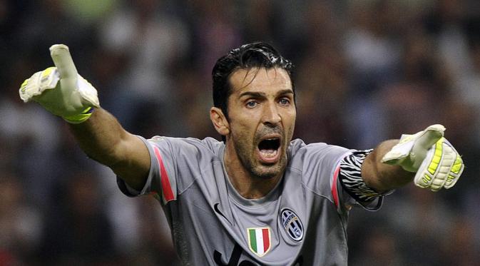 Ekspresi kapten tim Juventus, Gianluigi Buffon, saat memimpin laga kontra AC Milan dilanjutan Seri A Italia di Stadion San Siro, (20/9/2014). (REUTERS/Giorgio Perottino) 