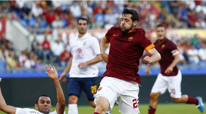 Penyerang AS Roma, Mattia Destro (kanan), mencoba menghindari tackling Rafael Marquez (Hellas Verona) saat berlaga dilanjutan Serie A Italia di Stadion Olimpiade, Roma (27/9/2014). AS Roma unggul dua gol atas Hellas Verona. (REUTERS/Tony Gentile)