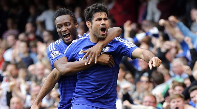 Diego Costa (depan) dipeluk John Obi Mikel usai mencetak gol kemenangan Chelsea atas Arsenal di Stadion Stamford Bridge, (5/10). (REUTERS/Stefan Wermuth)