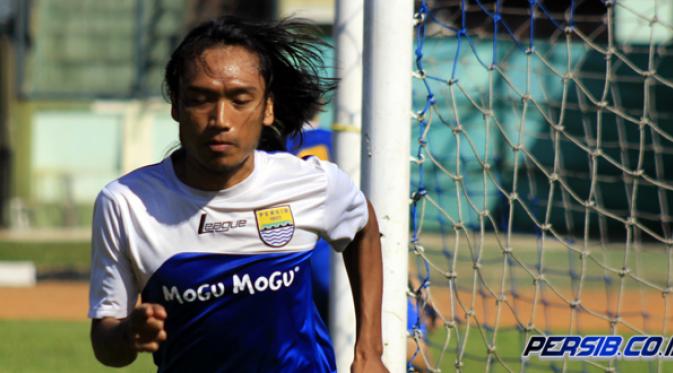 Gelandang Persib Bandung, Hariono tengah berlatih (Persib.co.id)