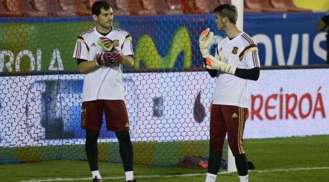 Kiper Timnas Spanyol Iker Casillas dan David De Gea ( Byline / Source / Credit JOSE JORDAN / AFP)