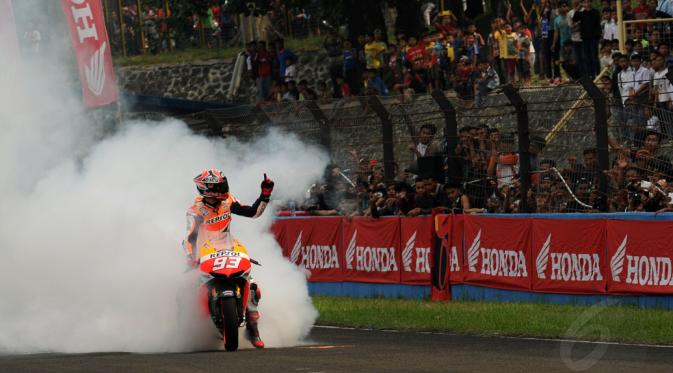 Juara Dunia MotoGP 2013 dan 2014, Marc Marquez melakukan burn out di Sirkuit Sentul, Bogor, (21/10/2014). (Liputan6.com/Helmi Fithriansyah)