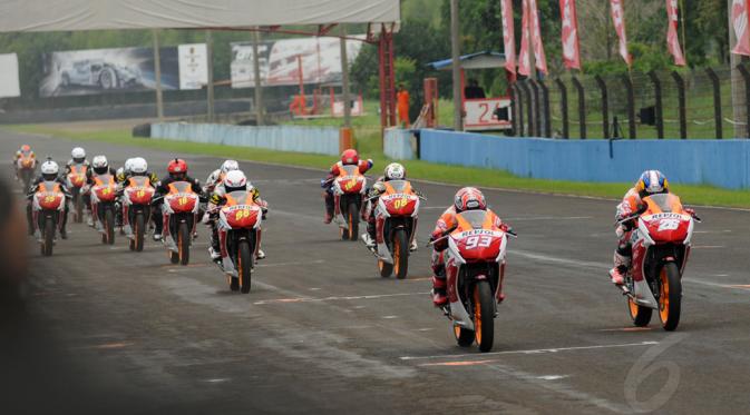 Pebalap MotoGP, Marc Marquez (93) dan Dani Pedrosa (26) menjajal Honda CB150R StreetFire di Sirkuit Sentul, Bogor, (21/10/2014). (Liputan6.com/Helmi Fithriansyah)