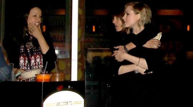 Evan Rachel Wood Peluk Kekasih Lesbiannya di Restoran