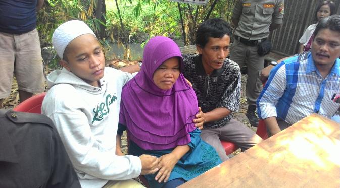 Muhammad Arsyad, pemuda yang menghina Presiden Jokowi berkumpul dengan ayah dan ibunya (Liputan6.com/ Ahmad Romadoni)