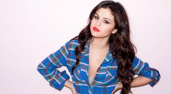 Selena Gomez mulai memamerkan lagu barunya yang disebut-sebut lagu untuk Justin Bieber. (sumber: highsnobiety)