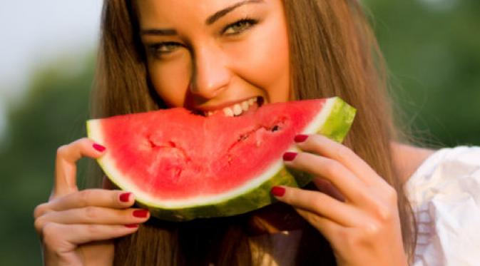 Selain rendah kalori, buah semangka juga mengandung lycopene yang bisa mengurangi kanker.