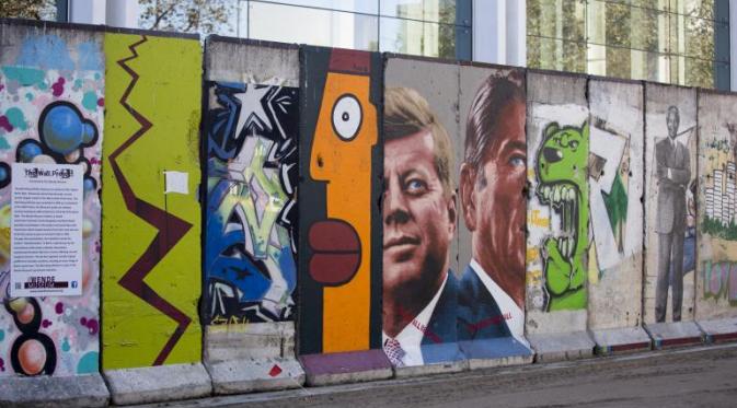 Potongan Tembok Berlin (1)