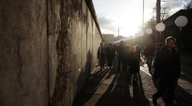 Tempat runtuhnya Tembok Berlin saat ini menjadi objek wisata yang besar (Foto: http://www.aljazeera.com/)