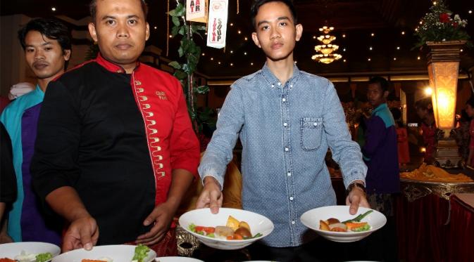 Putra Sulung Presiden Jokowi, Gibran Rakabuming memamerkan salah satu menu andalan di Chili Pari (Fotografer: Reza Kuncoro/Liputan6.com)