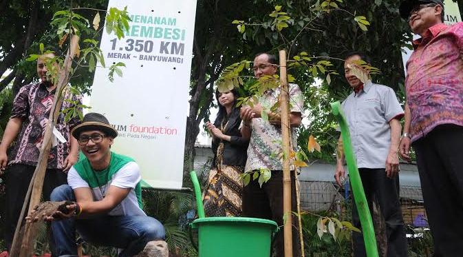 Musisi Nugie mengikuti kegiatan Edukasi Lingkungan di Taman Flora (Kebun Bibit), Bratang, Surabaya,  Kamis, (13/11/2014).
