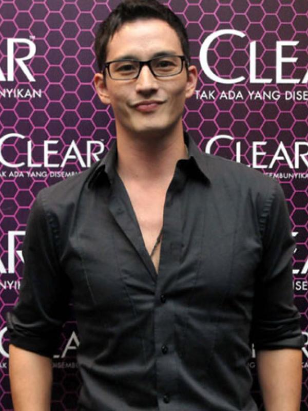 Pertama muncul di dunia entertain di Indonesia, Mike Lewis tampil sebagai bintang iklan shampoo Clear di saat usianya baru 18 tahun.