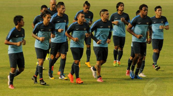 Jelang berlaga melawan Suriah, timnas Indonesia kembali berlatih di Stadion GBK Jakarta, (14/11/2014). (Liputan6.com/Helmi Fithriansyah)