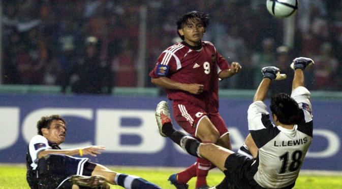 Ilham Jaya Kesuma saat beraksi menghadapi Singapura di Tiger cup 2004. Timnas Indonesia dikalahkan Singapura di final dan Ilham menjadi pencetak gol terbanyak. (HOANG DINH NAM / AFP)