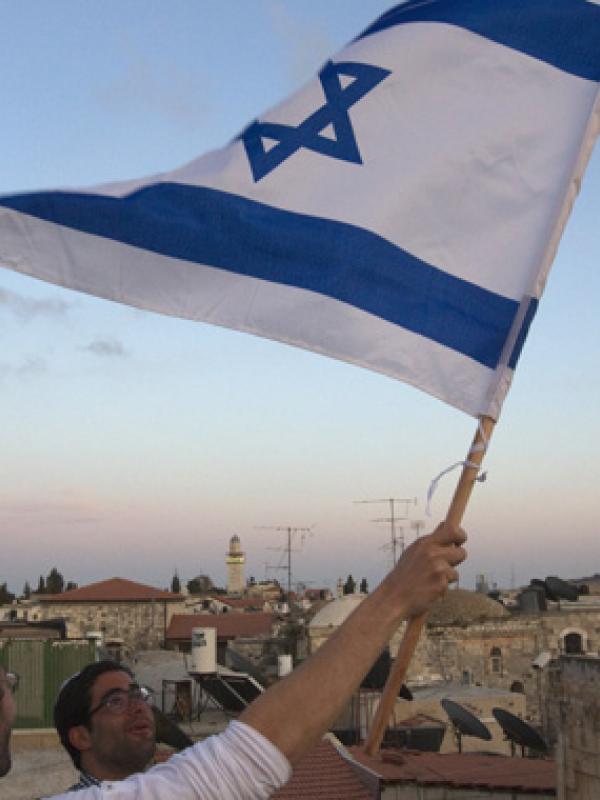 Bendera Israel dikibarkan. (Reuters/Ronen Zvulun)