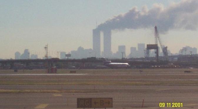 Terlihat kobaran asap yang membumbung tinggi dari gedung WTC pada 9 September 2011. 