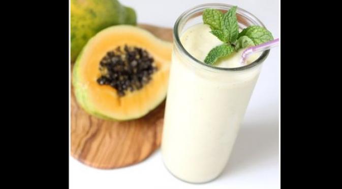 Mengonsumsi minuman sehat seperti smoothie pepaya juga dapat dijadikan bahan untuk perbesar payudara