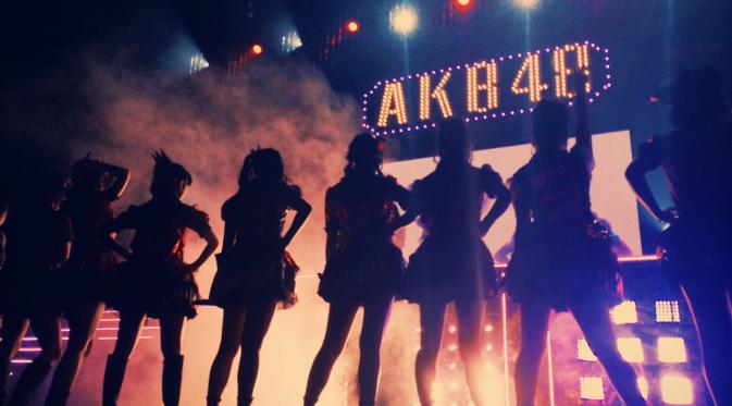 Dengan rekor tersebut, AKB48 diprediksi akan segera kalahkan kepopuleran B'z di Jepang.
