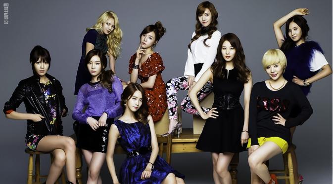 Jessica Jung--dengan pakaian putih dan celana kembang-kembang--saat masih bergabung bersama Girls Generation.