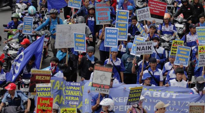 Ribuan buruh melakukan aksi mogok nasional menuntut pemerintahan Jokowi-JK membatalkan kenaikan BBM dan menaikan UPAH layak untuk buruh di bundaran HI, Jakarta, Rabu (10/12/2014). (Liputan6.com/Faizal Fanani)
