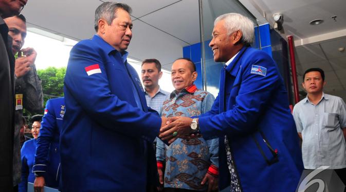 SBY disambut Wakil Ketua Umum Partai Demokrat Agus Hermanto saat tiba di kantor DPP Partai Demokrat, Jakarta, Kamis (11/12/2014). (Liputan6.com/Johan Tallo) 