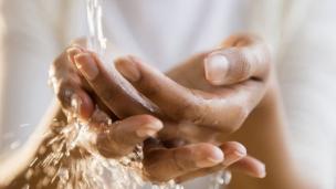 Meski sepele, tapi dengan cuci tangan yang benar sebenarnya kita bisa mencegah berbagai macam penyakit seperti flu. 