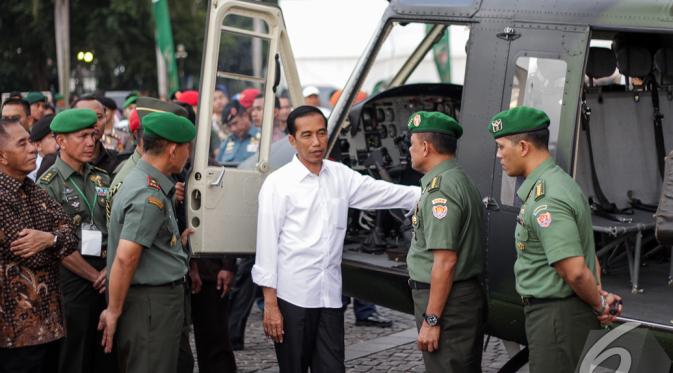 Presiden Jokowi tengah berbincang sejumlah Perwira TNI di Pameran  Alutsista TNI AD, Jakarta, Rabu (17/12/2014). (LIputan6.com/Faizal Fanani)