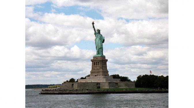 Terdapat sekitar 160 CCTV dengan kualitas HDTV dipasang di seluruh area pulau dan bangunan monumen Liberty di New York.