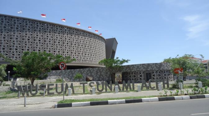 Peristiwa tsunami diabadikan dalam Museum Tsunami Aceh sekaligus sebagai sarana edukasi dan tempat perlindungan bahaya bencana alam.