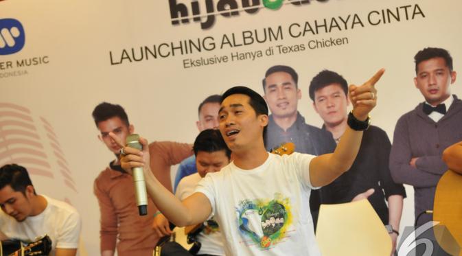 Dide Hijau Daun berharap lagu-lagu dalam album ketiga mereka bisa lebih dekat dengan masyarakat, Jakarta, Senin (22/12/2014). (Liputan6.com/Panji Diksana)