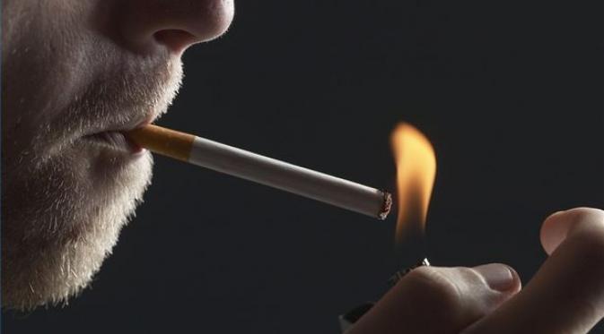 Kebiasaan merokok ini juga bisa meningkatkan risiko gangguan fungsi otak seperti Alzheimer saat lanjut usia.