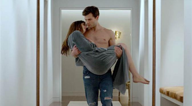 Meski 50 Shades of Grey banyak ditunggu, muatan yang dianggap terlalu vulgar belakangan menjelma menjadi batu sandungan bagi filmnya sendiri