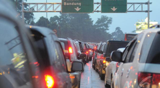 Antrean kendaraan di jalur puncak Cisarua pada sore hari, Jawa Barat, Kamis (25/12/14)  (Liputan6.com/Herman Zakharia)